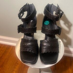 NWT VINCE CAMUTO WOMEN’S SURALYN SANDALS